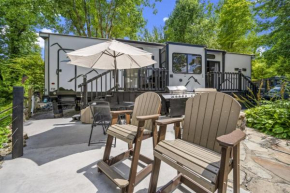 Creekside Glamping Resort- Pool, Fishing Pond, Mini Golf, Game Room, Pet Friendly